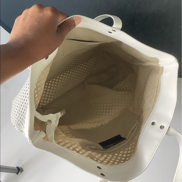 The roomy large leather tote - Picture 10 of 13